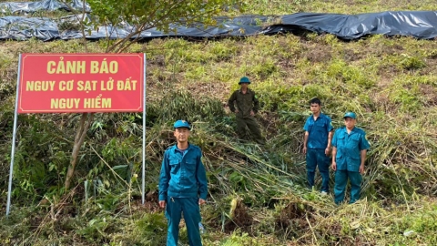 Xuất hiện vết nứt dài trên đồi ở huyện Sơn Động, di dời khẩn cấp 30 hộ dân