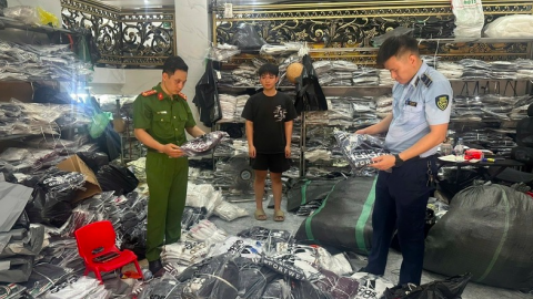 Hà Nội: Phát hiện lô quần áo nghi giả nhãn hiệu trị giá hơn 4 tỷ đồng