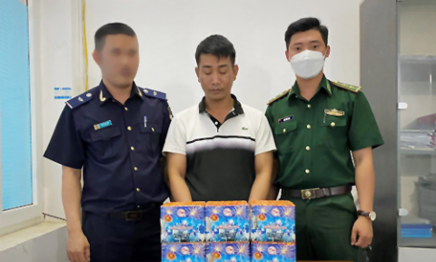 Nghệ An bắt giữ đối tượng vận chuyển trái phép 9 kg pháo hoa