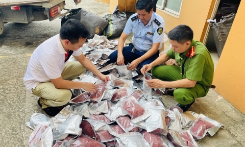 Bắt giữ lô hàng hơn 300kg thực phẩm sấy khô không rõ nguồn gốc xuất xứ tại Lào Cai