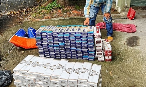 Bắt giữ xuồng máy chở gần 2.000 bao thuốc lá lậu tại Đồng Tháp