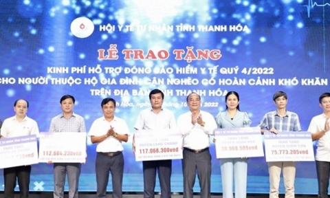 Thanh Hoá trao tặng kinh phí mua gần 27.000 thẻ BHYT cho các hộ cận nghèo
