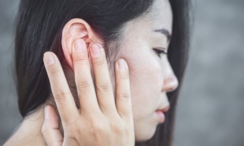 Những bệnh lý gây ù tai phải và giải pháp cải thiện Kim Thính