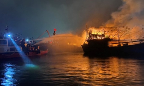 Hai tàu cá vắng chủ cháy ngùn ngụt cạnh Âu thuyền Thọ Quang