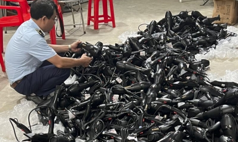 Hà Nội: Tạm giữ hơn 400 chiếc máy sấy tóc giả nhãn hiệu