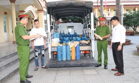 Phát hiện một kho khí cười ẩn mình trong shop thời trang