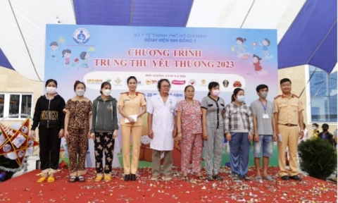 TP. HCM: Cục CSGT mang Tết Trung thu đến cho bệnh nhi tại bệnh viện Nhi Đồng