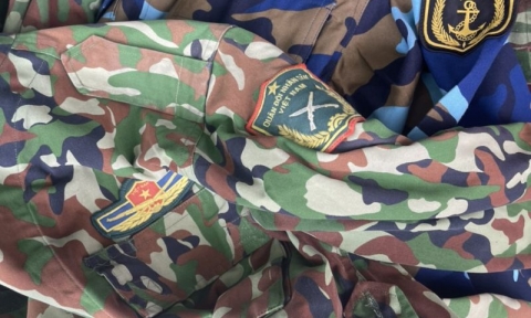 Kon Tum: Phát hiện 1 cơ sở tàng trữ trái phép quần áo quân tư trang Quân đội