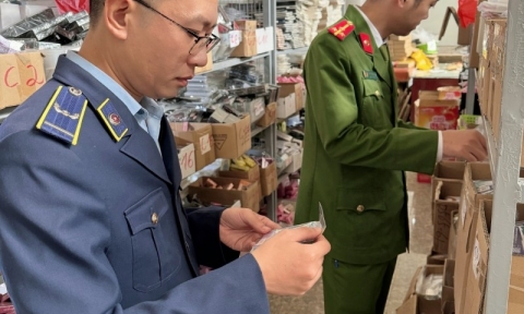 Lực lượng quản lý thị trường Nam Định tạm giữ 21.000 sản phẩm văn phòng phẩm không rõ nguồn gốc