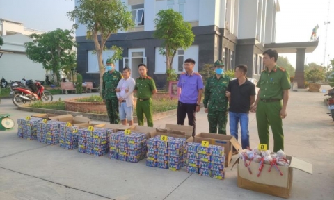 Bắt 2 đối tượng vận chuyển gần 300kg pháo nổ về thành phố Hồ Chí Minh để tiêu thụ