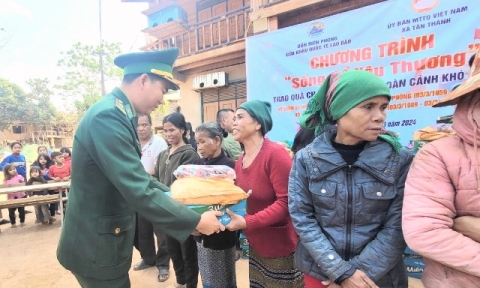 Đồn Biên phòng Cửa khẩu quốc tế Lao Bảo tặng quà cho đồng bào dân tộc Vân Kiều