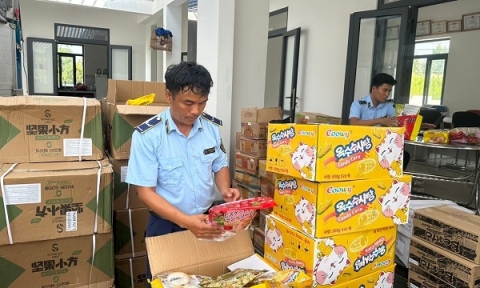 Phú Yên tạm giữ 2.500 sản phẩm bánh kẹo ngoại nhập trái phép
