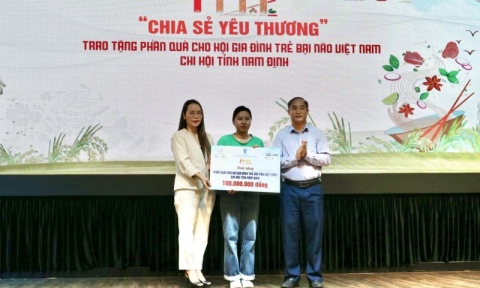 Nam Định: Trao tặng quà cho các gia đình có trẻ bại não