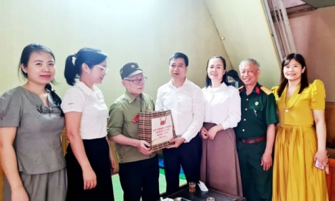 Quận Lê Chân thăm, tặng quà các chiến sỹ tham gia chiến dịch Điện Biên Phủ