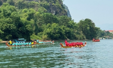 Gần 200 vận động viên tranh tài tại Lễ hội đua thuyền truyền thống trên sông Son lần thứ VII