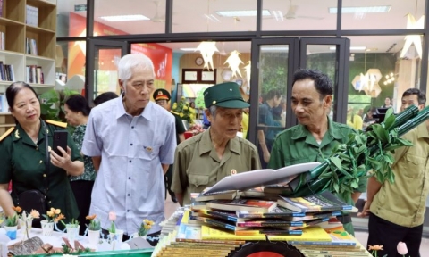 Bắc Ninh: Trưng bày sách, báo, ảnh về chiến thắng Điện Biên Phủ tại Thư viện tỉnh