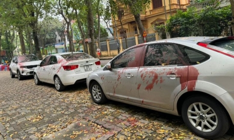 Bắt 4 đối tượng tạt sơn vào nhiều ô tô ở Hà Nội