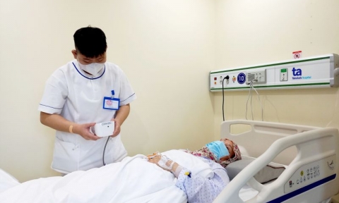 Bác sĩ Bệnh viện Tâm Anh đến tận nhà cứu cụ bà đột quỵ, liệt nửa người