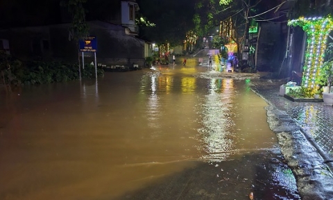 Dông lốc kèm mưa lớn khiến hàng trăm ngôi nhà ở Lào Cai hư hỏng