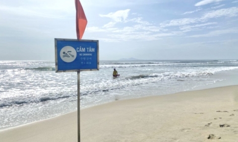 Nhóm chín người bị sóng cuốn trôi khi tắm biển ở Đà Nẵng