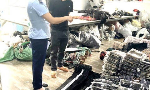 Nam Định tạm giữ gần 1.400 sản phẩm quần áo vi phạm