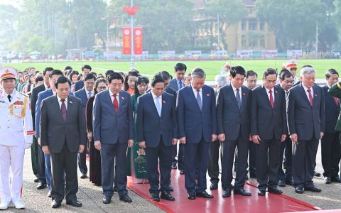 [Ảnh] Các đại biểu Quốc hội vào Lăng viếng Chủ tịch Hồ Chí Minh