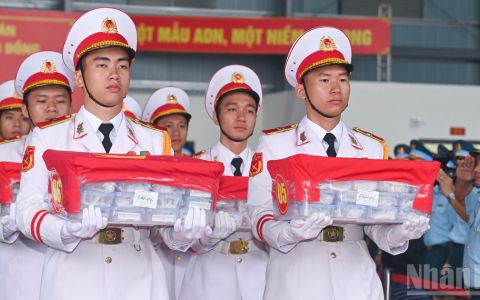 [Ảnh] Bàn giao 13.563 mẫu hài cốt liệt sĩ ra Hà Nội phục vụ giám định ADN xác định danh tính