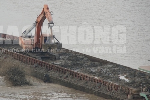 UBND TP.Hà Nội: Chỉ đạo làm rõ, xử lý vụ việc tàu chở bùn thải đổ xuống Sông Hồng