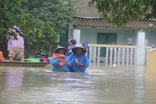 Quảng Nam: Nước lên nhanh, người dân dọn đồ chạy lũ