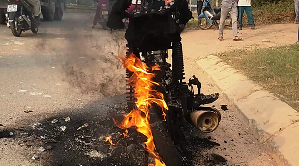 Một xe máy hiệu Honda bốc cháy dữ dội