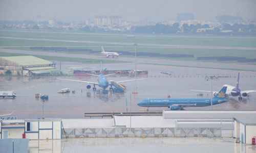 Mưa lớn, gió mạnh máy bay không thể hạ cánh xuống sân bay Cam Ranh