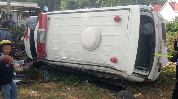 Tỉnh Kon Tum: Xe cứu thương bị lật 1 người chết, 5 người bị thương nặng
