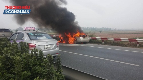 Xe ôtô bốc cháy rừng rực trên đường cao tốc Pháp Vân-Cầu Giẽ