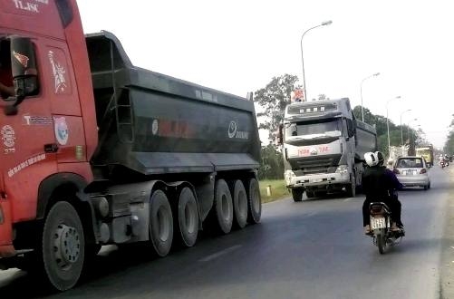 Hà Nội: Xe quá khổ quá tải “dàn trận” trên Quốc lộ 21B