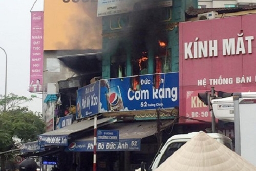 Cháy lớn tại phố Trường Chinh khiến ít nhất 1 người bị thương