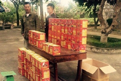 Nghệ An: Bắt hai đối tượng vận chuyển hơn 150 kg pháo nổ