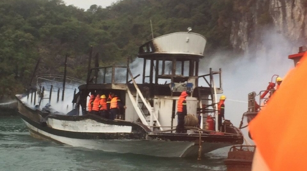 Quảng Ninh: Tàu du lịch nghỉ đêm trên Vịnh Hạ Long bất ngờ bốc cháy