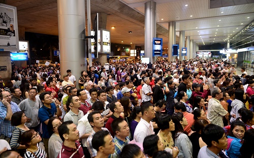 Hàng nghìn người dân chờ đón người thân về quê ăn Tết tại sân bay Tân Sơn Nhất