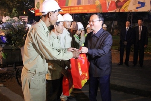 Hưng Yên: Lãnh đạo tỉnh thăm và động viên người lao động đêm giao thừa