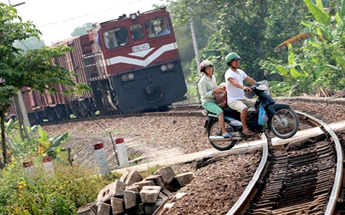 Phó Thủ tướng Trương Hòa Bình yêu cầu xóa bỏ các lối đi dân sinh ngang qua đường sắt