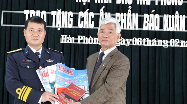 Hải Phòng: Hội Nhà báo trao tặng chiến sĩ Hải quân các ấn phẩm báo Xuân Đinh Dậu 2017