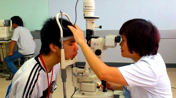 Sử dụng kính áp tròng không rõ nguồn gốc: Coi chừng hỏng mắt!