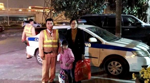 Hà Nội: Đội CSGT số 6 đưa cháu bé bị lạc về nhà an toàn