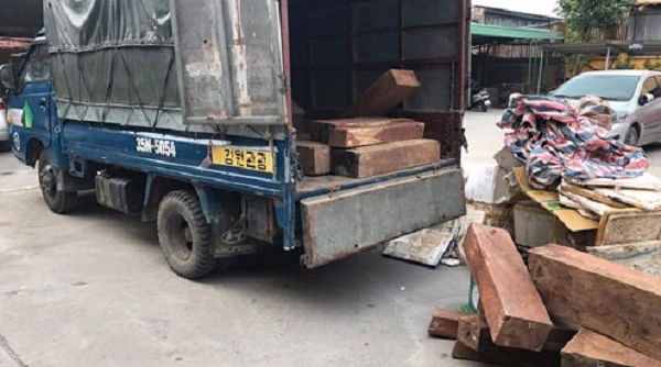 Hà Nội: Bắt xe ô tô chở gỗ lậu