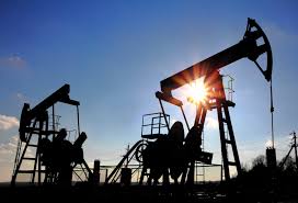 Khai thác dầu ở Mỹ tăng mạnh, giá dầu thế giới giảm gần 2%