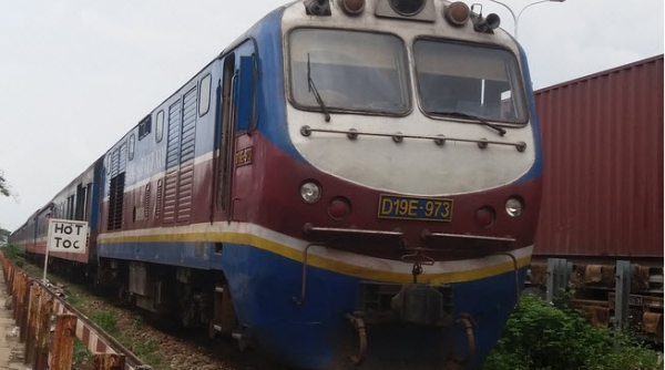 TP. Đà Nẵng: Tàu thống nhất đâm xe đang cẩu cây trên đường sắt