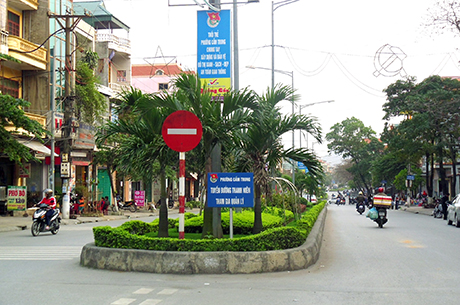 TP. Cẩm Phả (Quảng Ninh): Có nên thu phí đỗ xe ô tô lòng đường, vỉa hè?