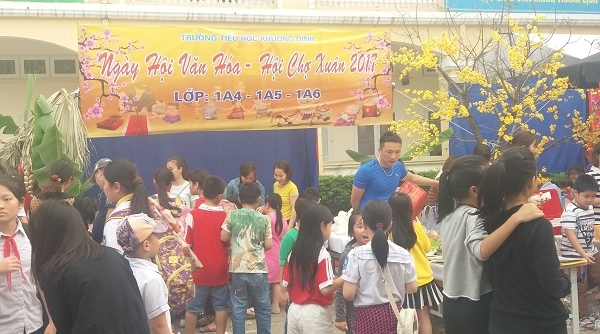 Học sinh Trường Tiểu học Khương Đình hào hứng tham dự Hội chợ Xuân 2017