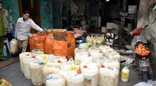 Quảng Ninh: Bắt giữ cơ sở sản xuất 2.000 lít mỡ bẩn
