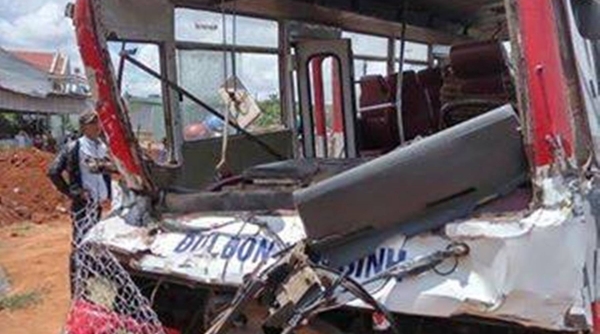 Gia Lai : Xe chở học sinh tai nạn, 3 người chết, 16 người bị thương